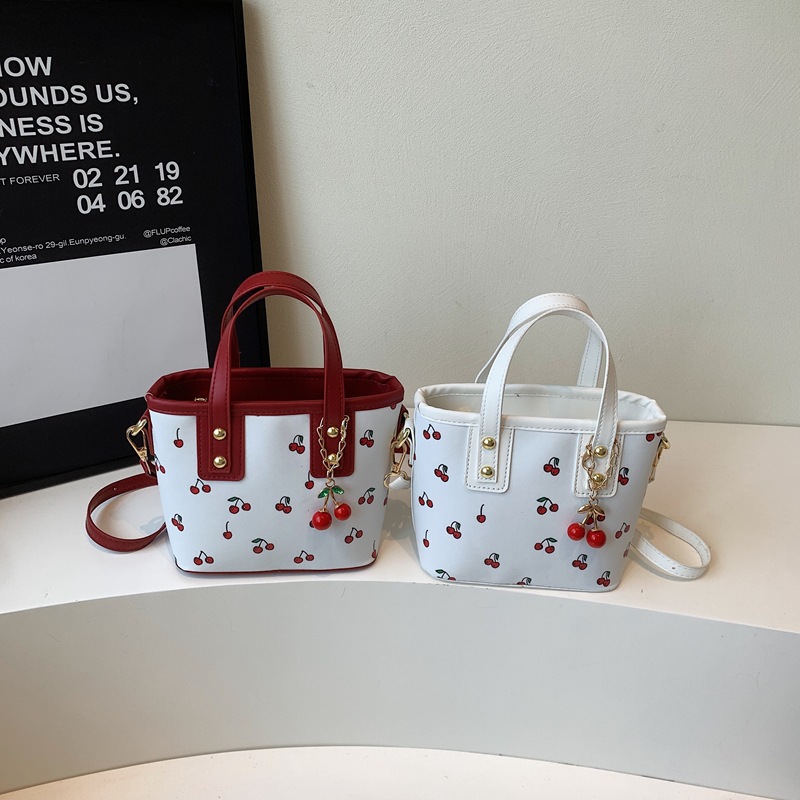 Cross-border 2025 New cherry hand-carry fashion bag, large capacity, cute commuting single-shoulder bucket bag Application Scenario