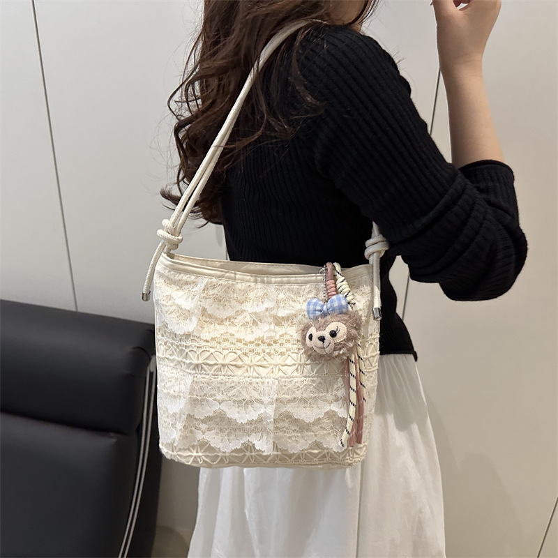 A new 2025 trendy and stylish single-shoulder crossbody bucket bag with a unique and niche cross-border women's bag in ins weaving design Application Scenario