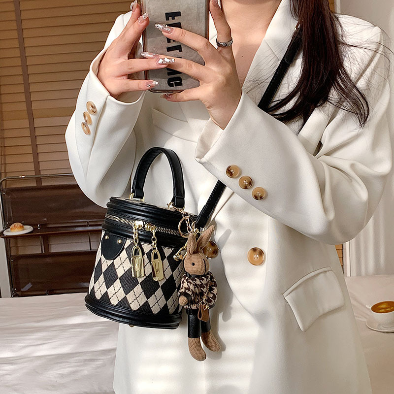 Cross-border wholesale small bags for women 2025 Spring New fashionable and niche crossbody bag with texture diamond-shaped hand-held bucket bag Application Scenario