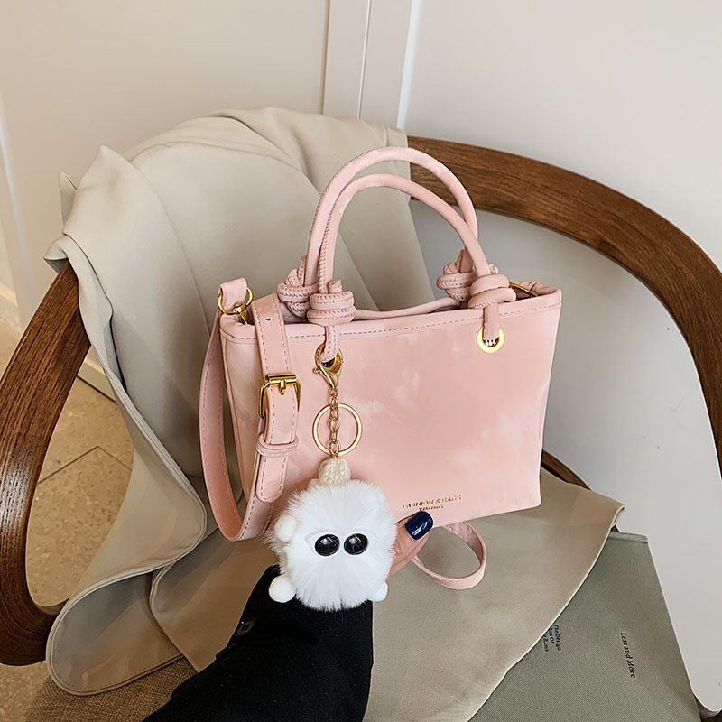 A high-end and niche design bag for women, a new trendy and fashionable single-shoulder crossbody bag for women in 2025, and a hand-held bucket bag for women details Picture