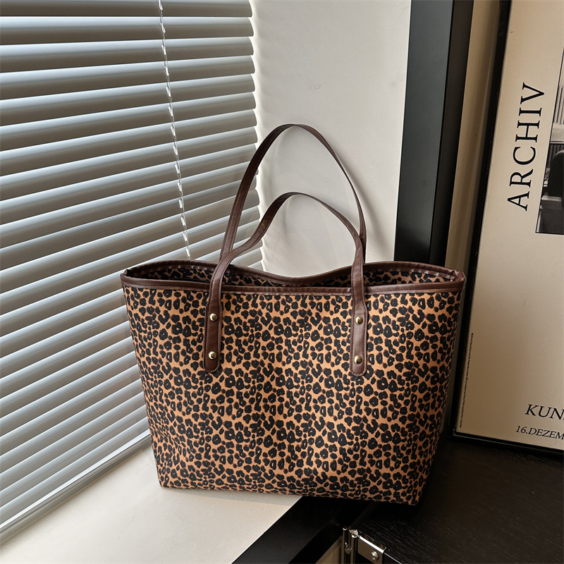 Spring 2025 new large-capacity handbag, commuter single-shoulder tote bag, fashionable, simple and artistic, hand-held armpit bag full figure