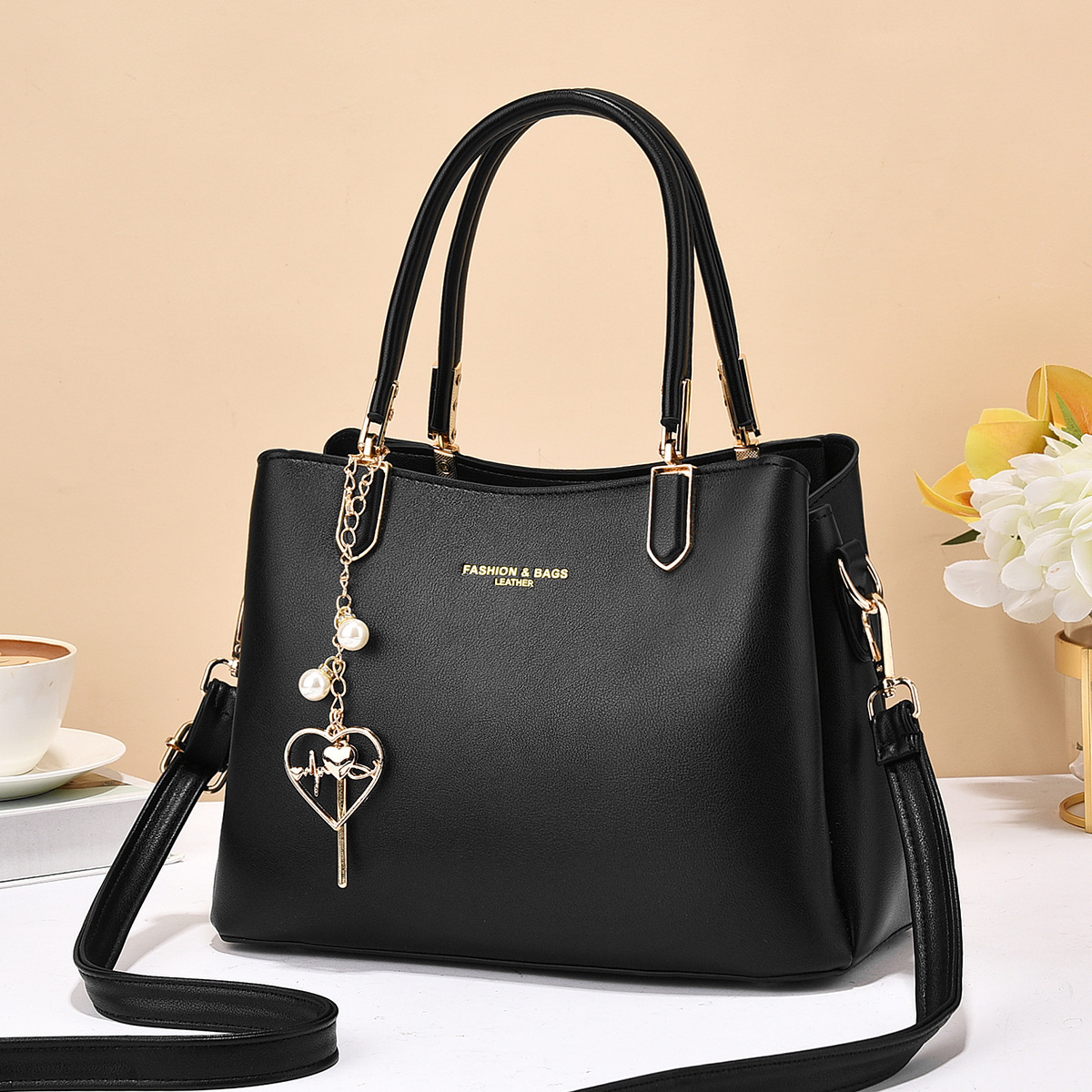 This 2023 new style of handbag is simple, elegant and retro. It's a stylish large-capacity single-shoulder crossbody women's bag for export Specification drawing