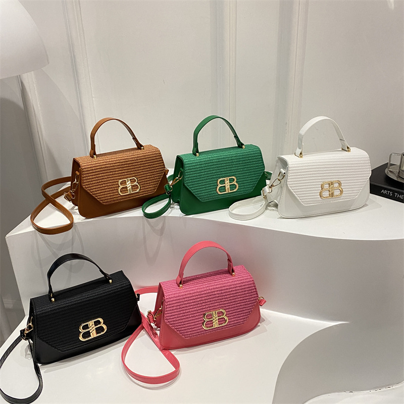 New Spring 2025 vintage design women's bag, simple single-shoulder crossbody small square bag under the armpits Application Scenario