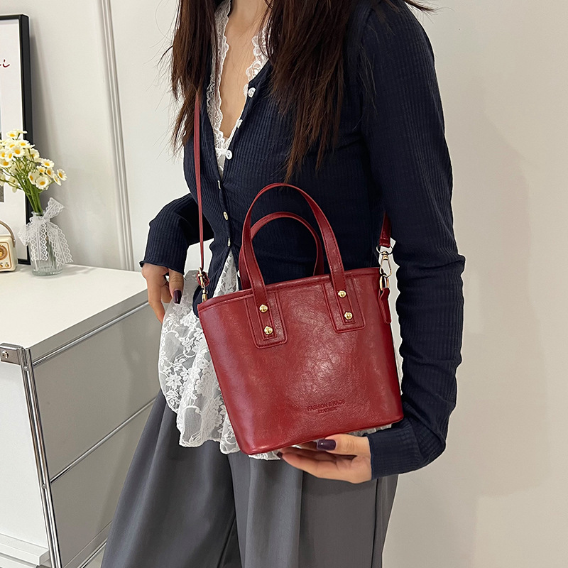 This year's popular women's bags are the high-end, retro hand-held bag, single-shoulder, crossbody bucket bag from 2025 details Picture