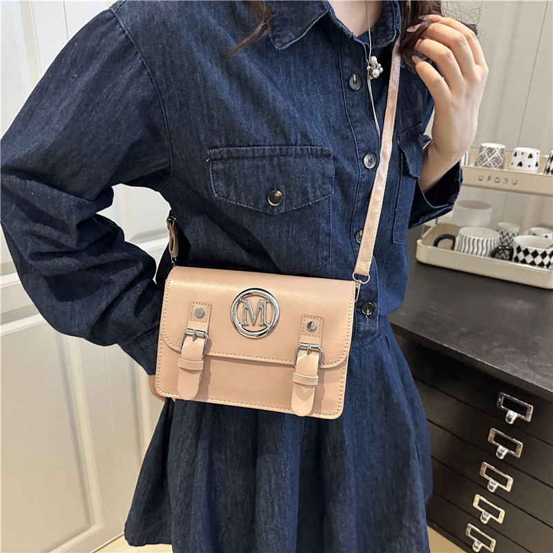 This fashionable and elegant single-shoulder crossbody small square bag with a unique and high-quality bow is a popular single-shoulder bag for women in the spring of 2025 details Picture