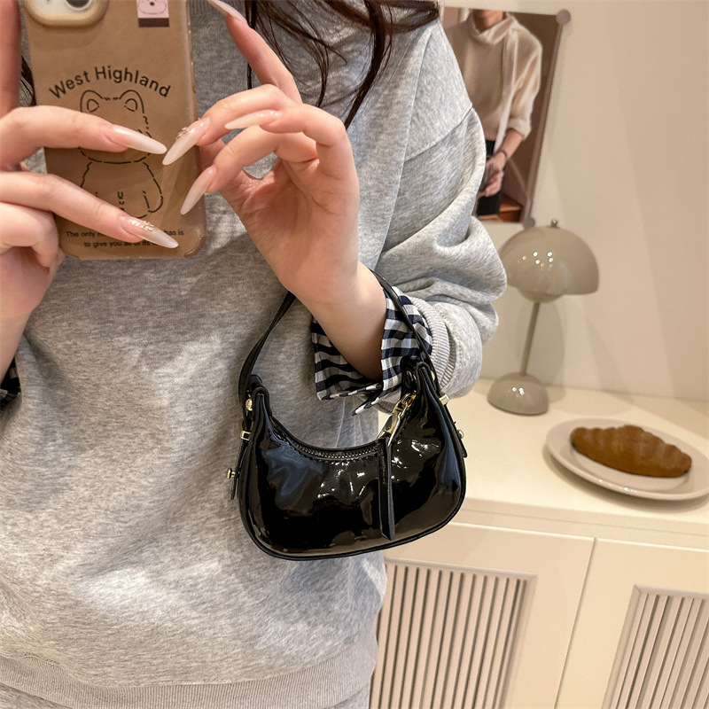 French solid color large capacity 2025 summer new trendy solid color casual texture fashionable single-shoulder armpit crescent bag for women Specification drawing