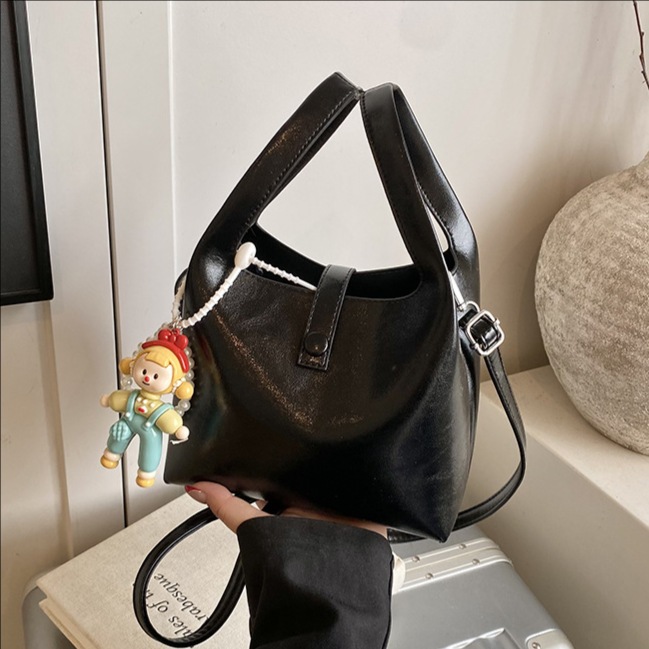 Solid color fashionable handbag for women, Spring/Summer 2025 new soft leather large-capacity commuting laid-back style single-shoulder crossbody bag full figure