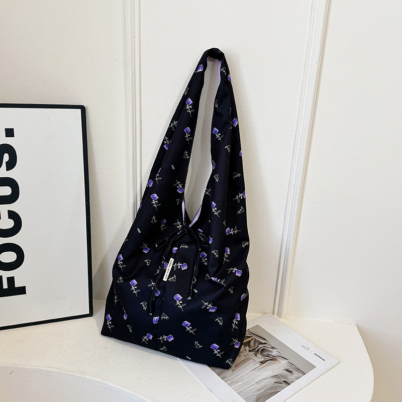 A large-capacity women's 2025 new style stylish nylon fabric Korean polka dot portable single-shoulder underarm tote bag Specification drawing