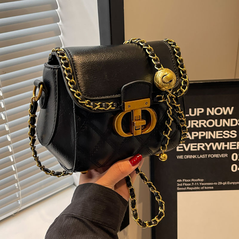 A new 2024 Korean high-end style women's stylish diamond-shaped chain small square bag, a niche and versatile single-shoulder crossbody bag full figure
