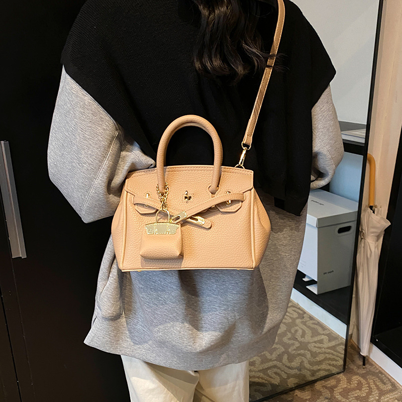 The 2025 new stylish Korean version, versatile and high-quality hand-held platinum bag, a sophisticated and stylish single-shoulder crossbody bag with a high-end touch Application Scenario