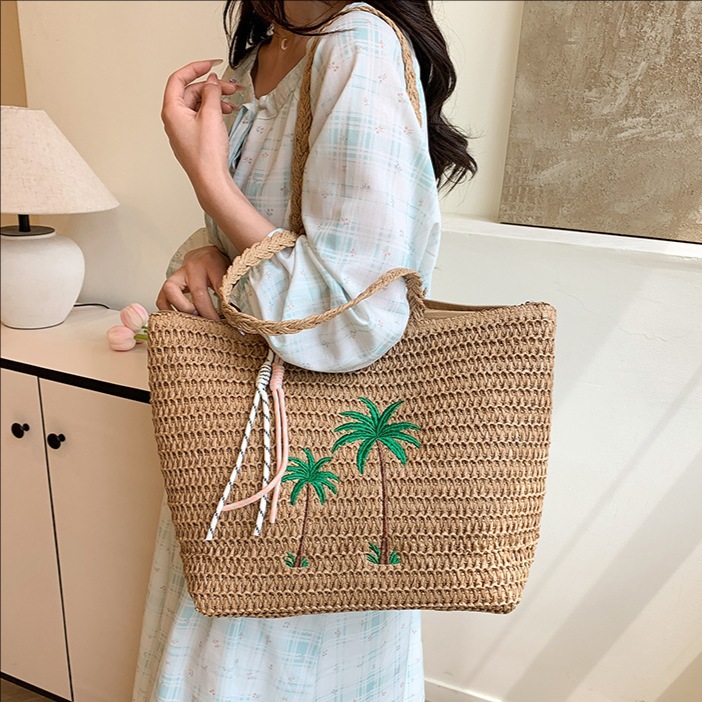 The 2025 summer new Korean-style ins beach vacation tote bag is a simple and casual large-capacity woven single-shoulder bag full figure