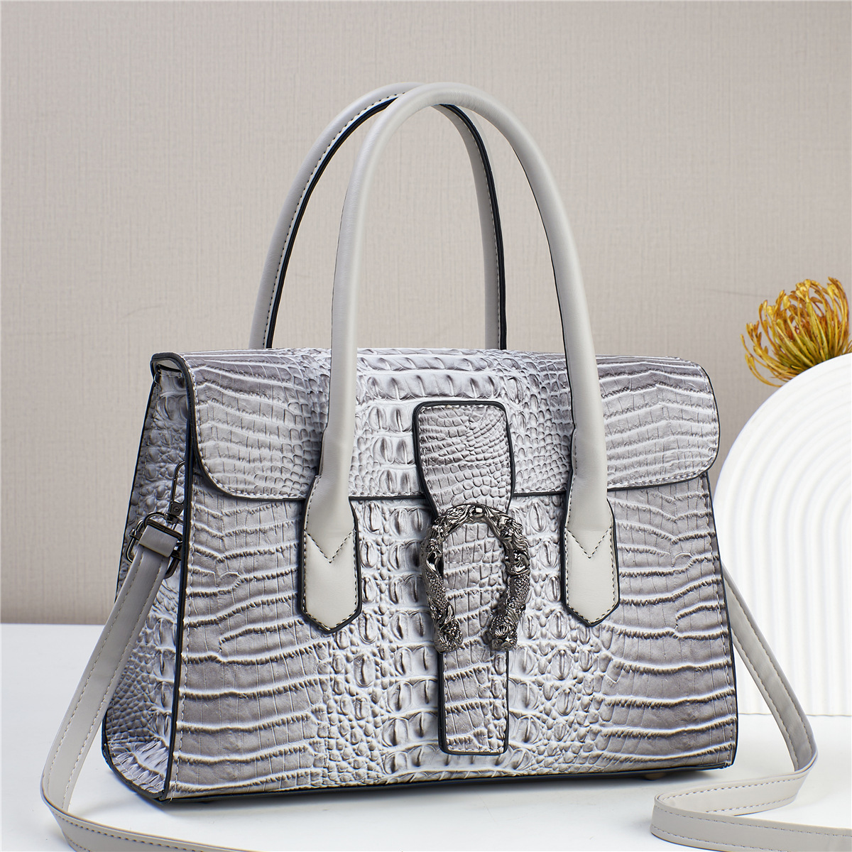 2023 new high-quality crocodile texture single-shoulder crossbody large-capacity cross-border women's bag, versatile large bag Application Scenario