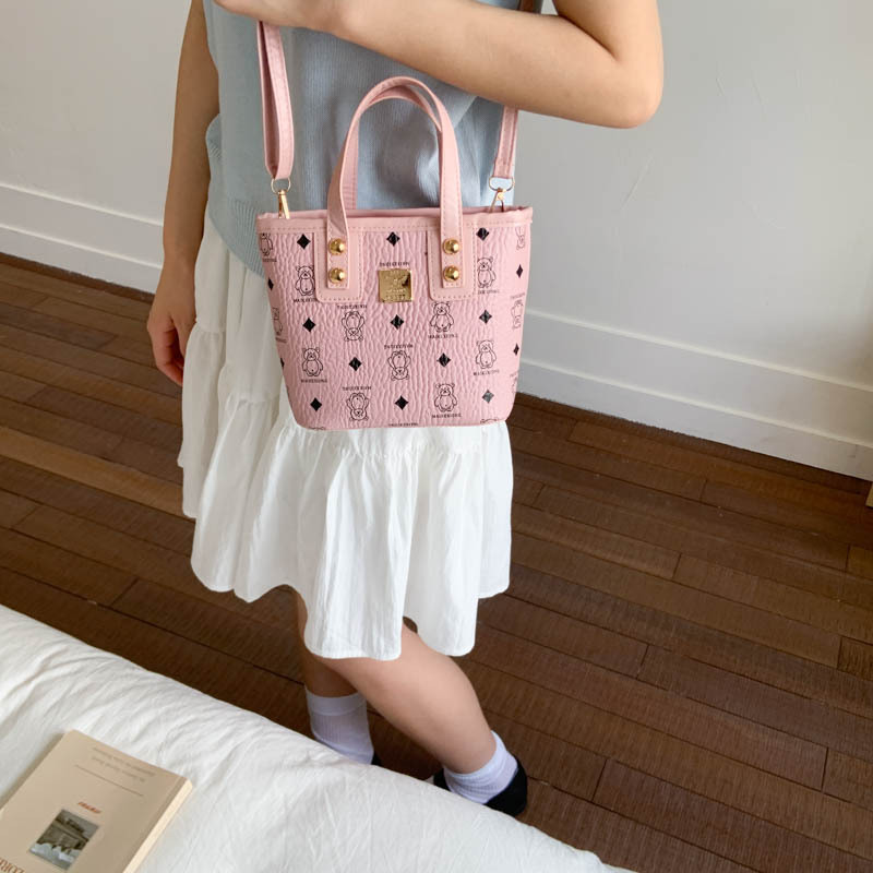 This year's popular bags are versatile for women. The 2025 new fashionable crossbody bag, a niche and high-quality hand-held bucket bag, is trendy details Picture