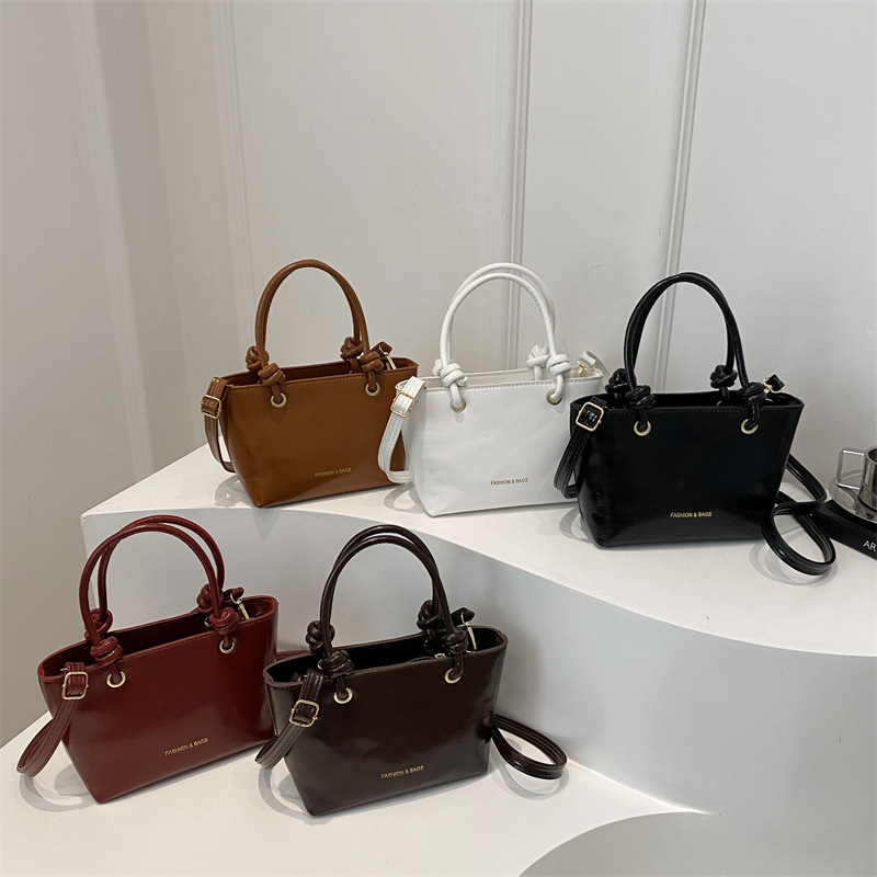 Simple and fashionable handbag for women, Spring 2025 new retro basket bag, solid color commuting single-shoulder crossbody bag Application Scenario