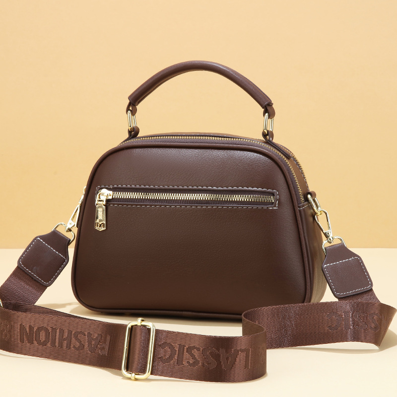 Bag Lady 2025 New multi-layer hand-held Mom bag, fashionable and trendy, single-shoulder textured crossbody bag Application Scenario