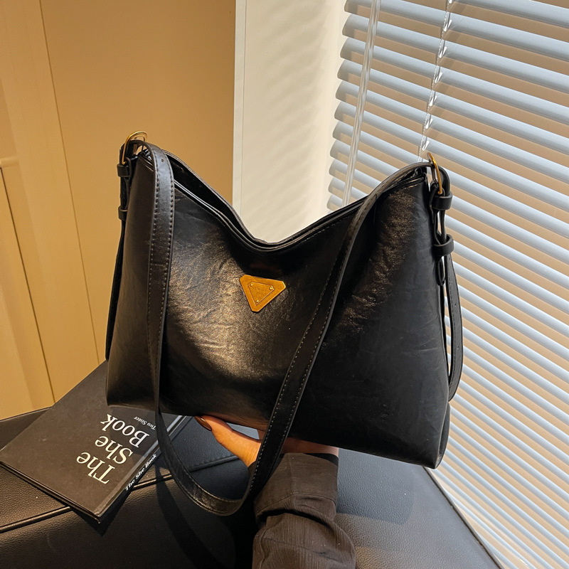 High-end Tote bag for women, 2025 new style, large-capacity commuter underarm bag, fashionable and retro single-shoulder crossbody bag details Picture