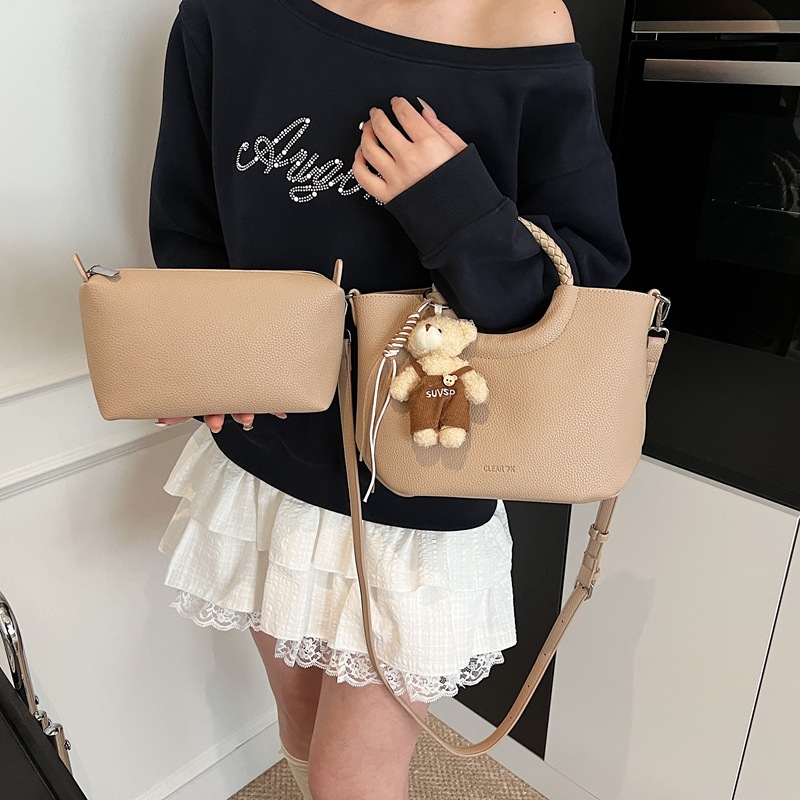 The 2025 new niche design of the high-end circular handbag is a Korean-style, versatile and fashionable single-shoulder crossbody bag details Picture