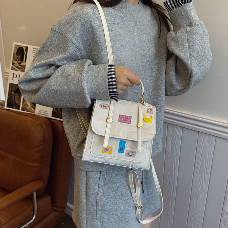 A cute and niche school-style backpack for students to class, a versatile bag for women to commute and go shopping details Picture