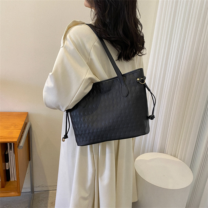 Large-capacity women's bag 2022 Autumn new style small checkered Korean-style commuter single-shoulder bag Diamond checkered fashionable hand-held tote bag Specification drawing