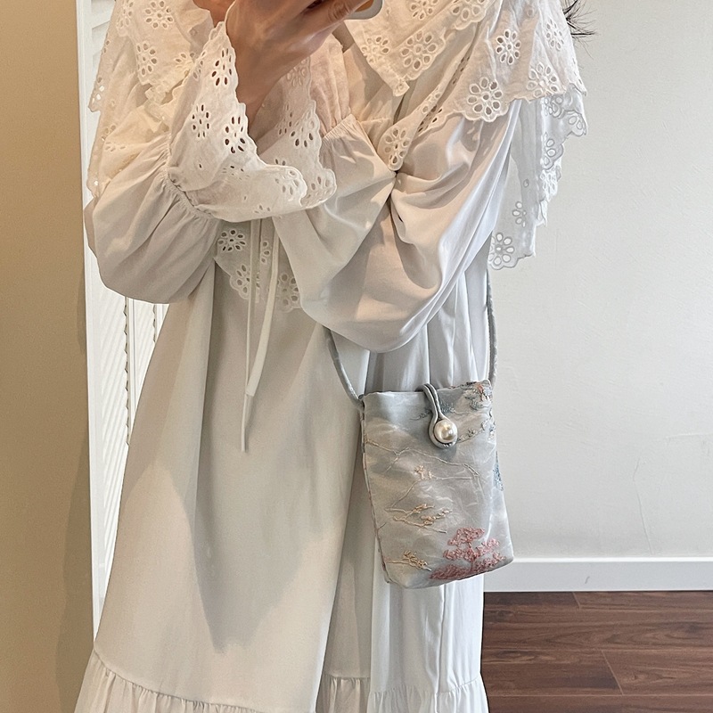 New Chinese-style embroidered mobile phone bag for women, a trendy, fashionable and versatile casual single-shoulder crossbody bag for summer 2025 Application Scenario