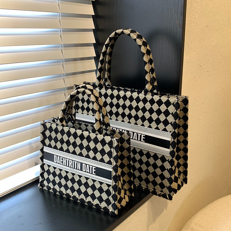 A new style of fashionable and retro diamond-shaped hand-held tote bag, a single-shoulder underarm bag, and a large-capacity commuter bag that is popular among women Specification drawing