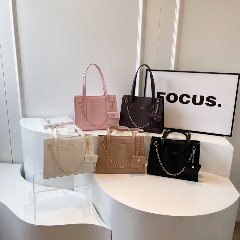 Large-capacity bags for women's summer, 2024 new stylish and high-quality single-shoulder bag, women's chain commuter tote bag Application Scenario
