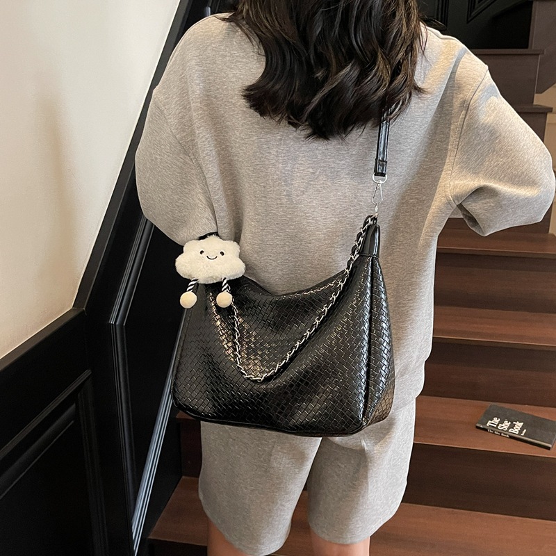 High-end and trendy chain, large-capacity dumpling bag for women, 2025 new Korean version, simple single-shoulder crossbody bag for women's commuting Application Scenario