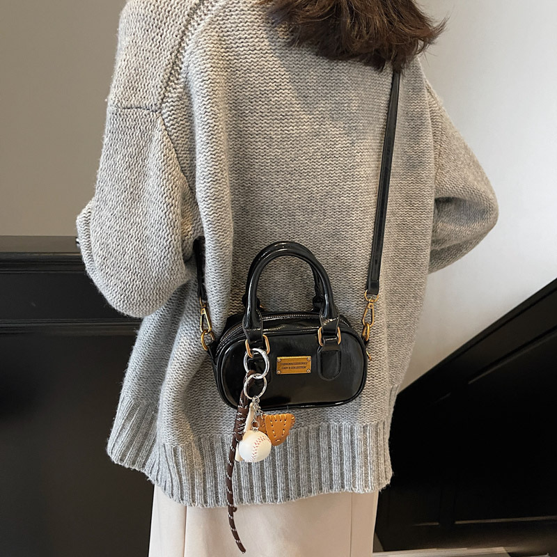 High-end quality small bag for women, 2024 new hand-held pillow bag, Boston design sense, fashionable commuting crossbody bag Application Scenario