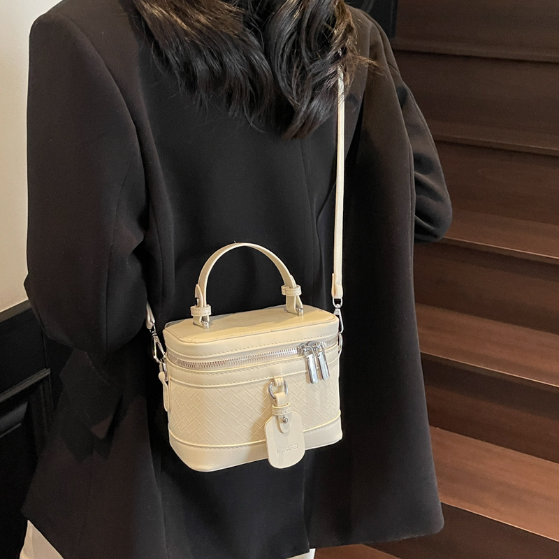 A niche design, fashionable hand-held box bag for women, a new retro single-shoulder bag with a high level of appearance, a casual crossbody bag Application Scenario