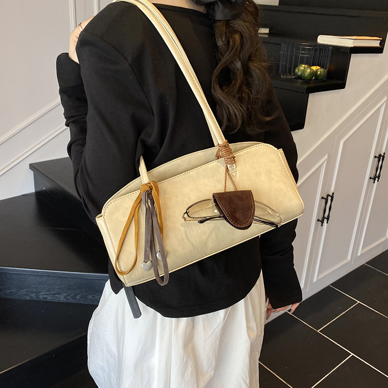 Cross-border large-capacity underarm hand-held pillow bag for women 2025 New style high-end commuting matte single-shoulder Boston bag details Picture