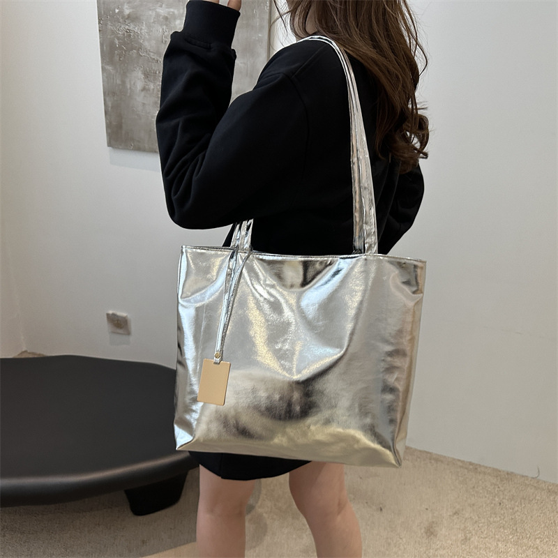 Trendy commuter bag 2024 Autumn New style Simple laser casual large-capacity personalized single-shoulder tote bag details Picture