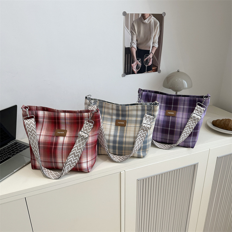 Cross-border women's bags: Niche and simple checkered women's single-shoulder bag, new cross-border trendy casual crossbody bag, fashionable women's bag Application Scenario