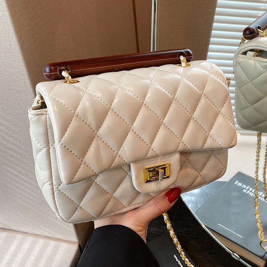 Large-capacity women's 2024 new stylish diamond-shaped chain crossbody bag, retro and versatile single-shoulder tote wandering bag full figure