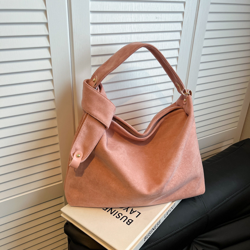 This 2024 new stylish, retro and versatile single-shoulder tote bag features a laid-back large-capacity suede pillow bag with a laid-back style Specification drawing
