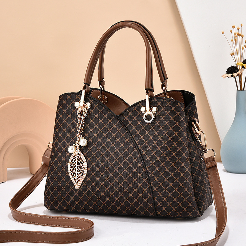 This 2023 new style of women's handbag features a fashionable printed checkered pattern single-shoulder crossbody bag. It is simple, elegant and has a large capacity Application Scenario
