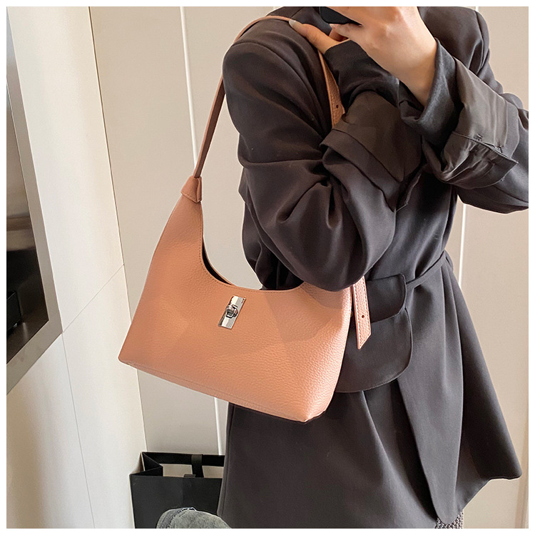 The new Spring/Summer 2025 trendy and simple hand-held underarm bag for women, a fashionable daily commuting single-shoulder crossbody bag details Picture