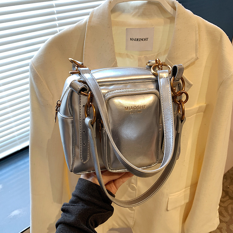 Trendy and fashionable hand-held small bag for ladies, 2025 new style simple square bag, casual and versatile, personalized single-shoulder crossbody bag Application Scenario