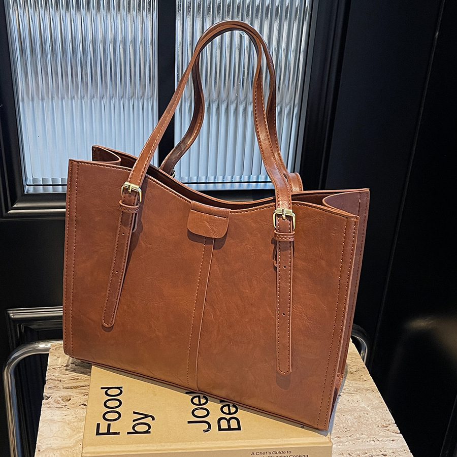 This year, large-capacity tote bags, simple and versatile single-shoulder commuter bags, are popular for women in 2024 full figure