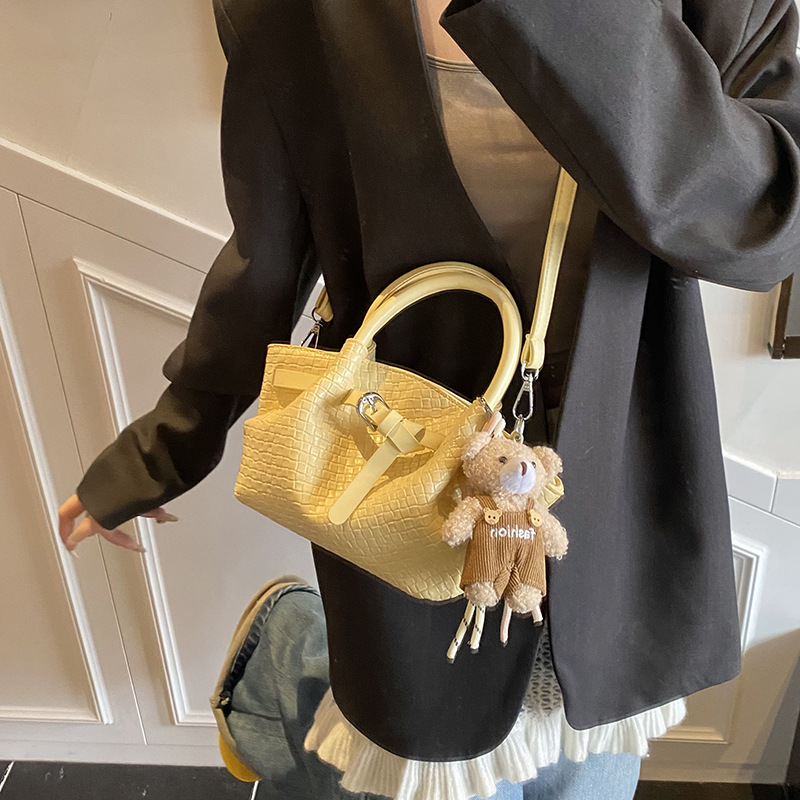 A stylish and versatile hand-held vegetable basket bag for women, a new 2025 high-end, niche pleated single-shoulder, crossbody bucket bag details Picture