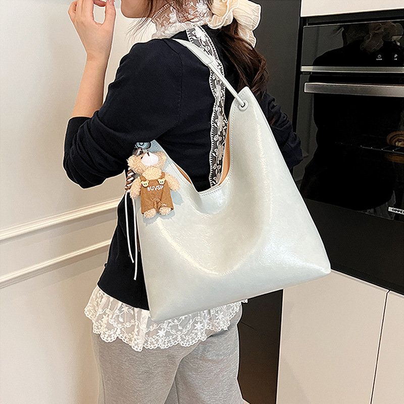 The 2025 new casual, fashionable and simple solid color underarm bucket bag is stylish and versatile for commuting. It's a single-shoulder crossbody bag Specification drawing