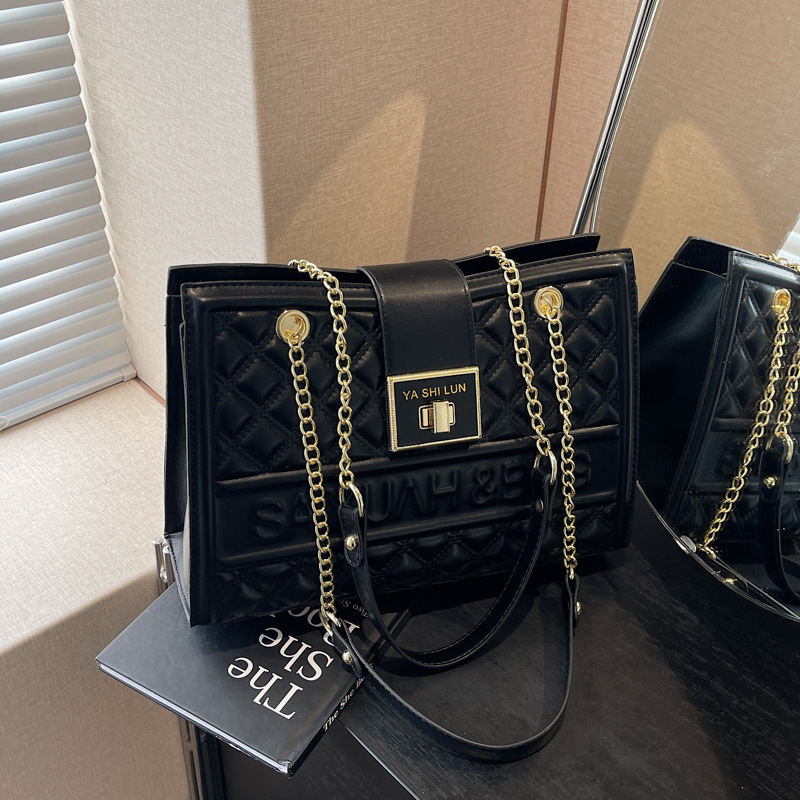 Korean niche fashion large-capacity bag for women, simple diamond-shaped chain tote bag 2024, high-end quality single-shoulder bag Application Scenario