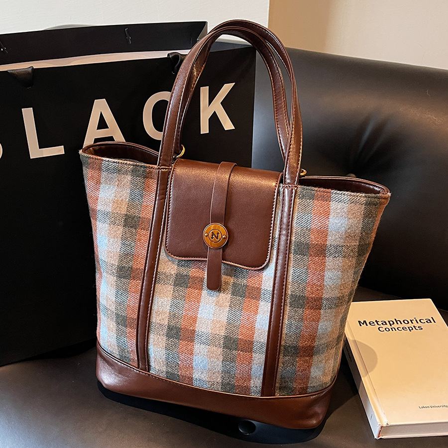The new Korean-style fashionable and trendy tote bag with contrasting color stripes in 2024 exudes a sense of sophistication and is a versatile and casual shoulder bag full figure