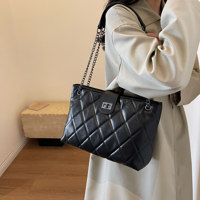 High-end soft diamond-shaped chain bag, large-capacity tote bag, 2024 new style, trendy and versatile single-shoulder armpit bag Application Scenario