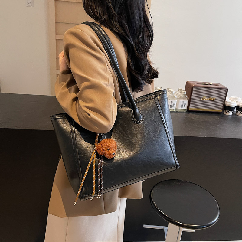 High-end large-capacity women's 2024 new casual and versatile women's bag for work and commuting, tote single-shoulder bag, large bag Application Scenario