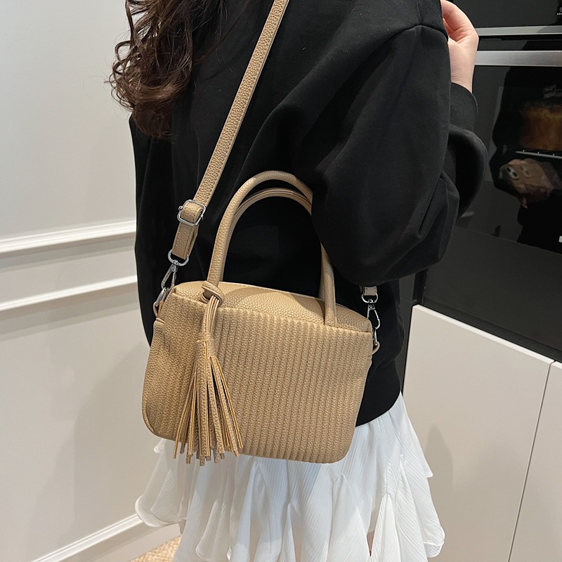 Stylish and simple commuter pillow bag for women, 2025 new style, niche pleated fashion single-shoulder bag, casual and versatile crossbody bag details Picture