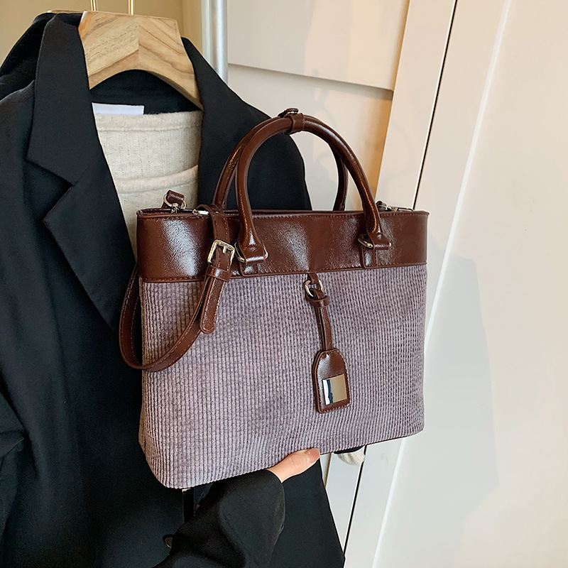 A niche design with a retro and high-end feel, Instagram-trendy hand-held tote bag for women, a new 2024 fashionable and casual crossbody bag details Picture