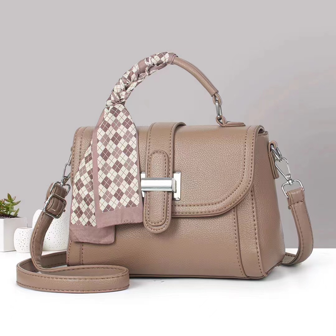 This year's popular new fashion item is the small square bag, a high-end casual women's bag for cross-border trade, and a simple and trendy bag Specification drawing