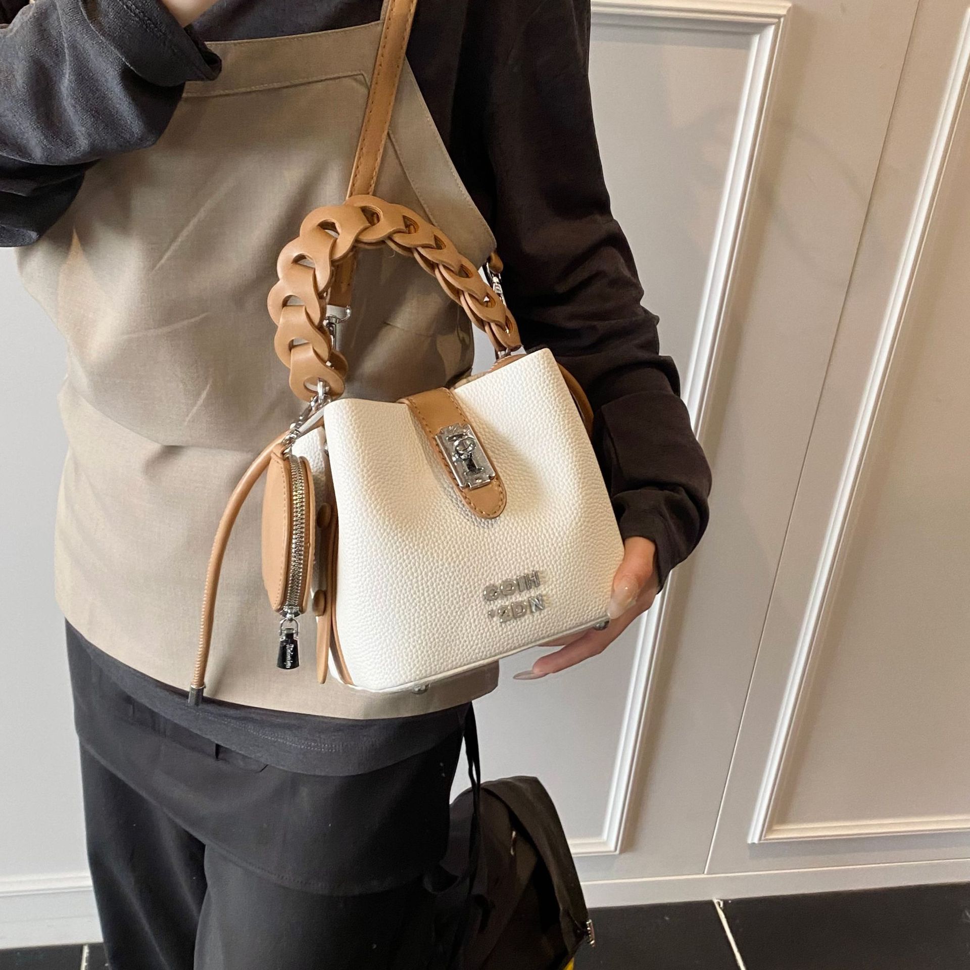 Retro color-blocking hand-held women's bag, 2025 new style, niche, fashionable and simple single-shoulder bag, casual and versatile commuting crossbody bag Specification drawing