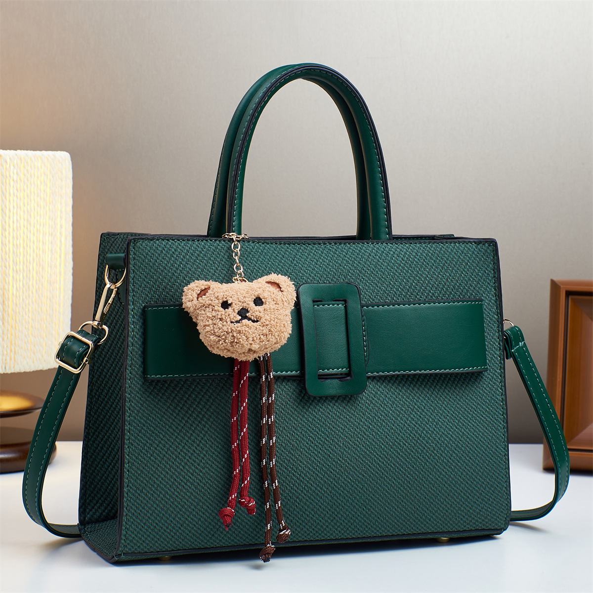 A new 2025 model with a high appearance level, large capacity, casual commuting crossbody, versatile single-shoulder handbag, and a simple cross-border women's bag Application Scenario