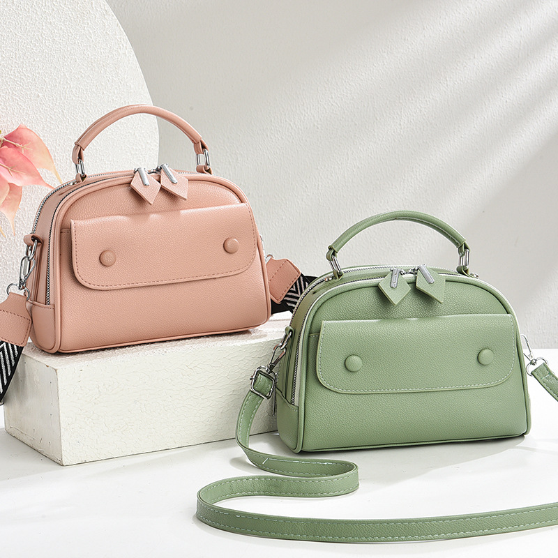 This simple and stylish new bag is a versatile crossbody Korean-style crossbody bag. It is a unique 2025 women's handbag and a trendy single-shoulder bag Application Scenario